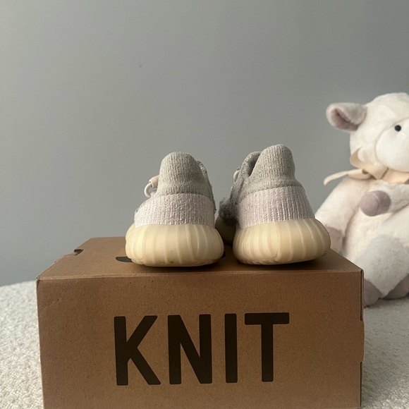 Yezzy 350 V2 infants size size Us9 - Picture 3 of 4